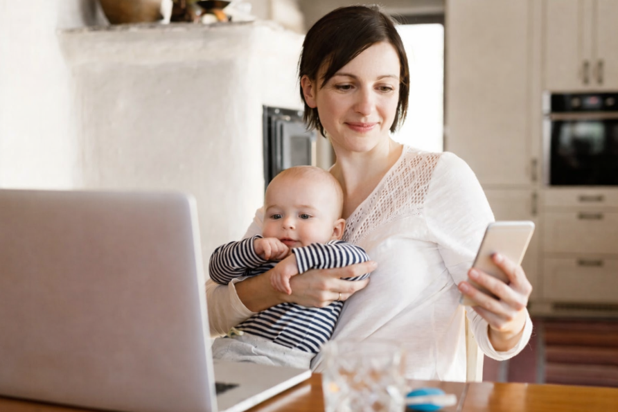 Familia utilizando o sistema de identificacao infantil